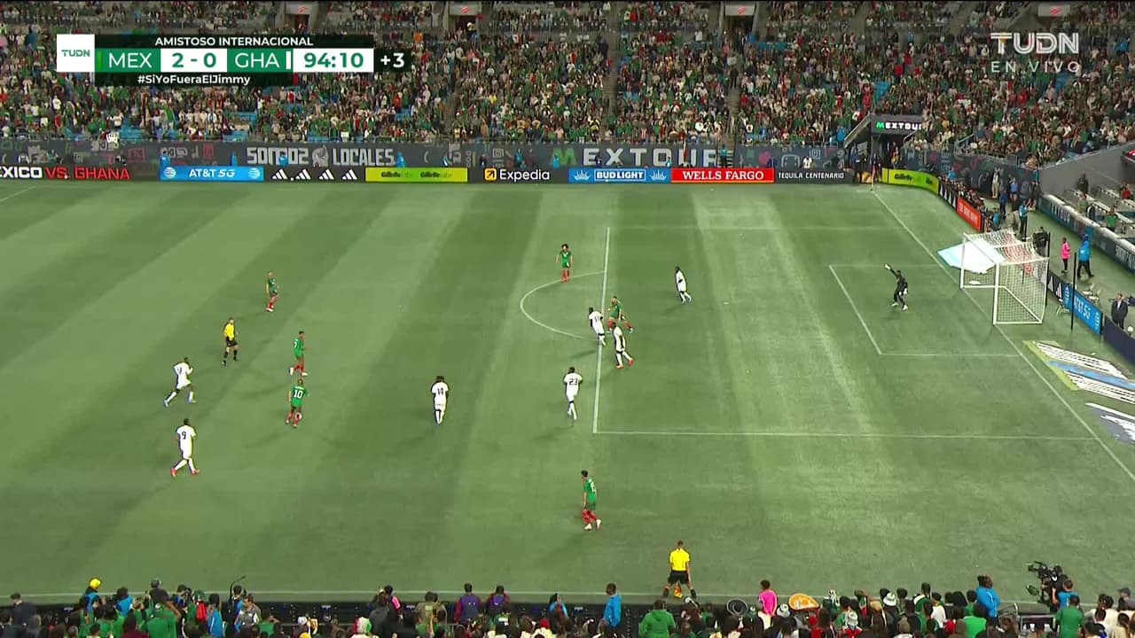 ¡CERCA! Luis Chávez disparó que se estrella en el poste.