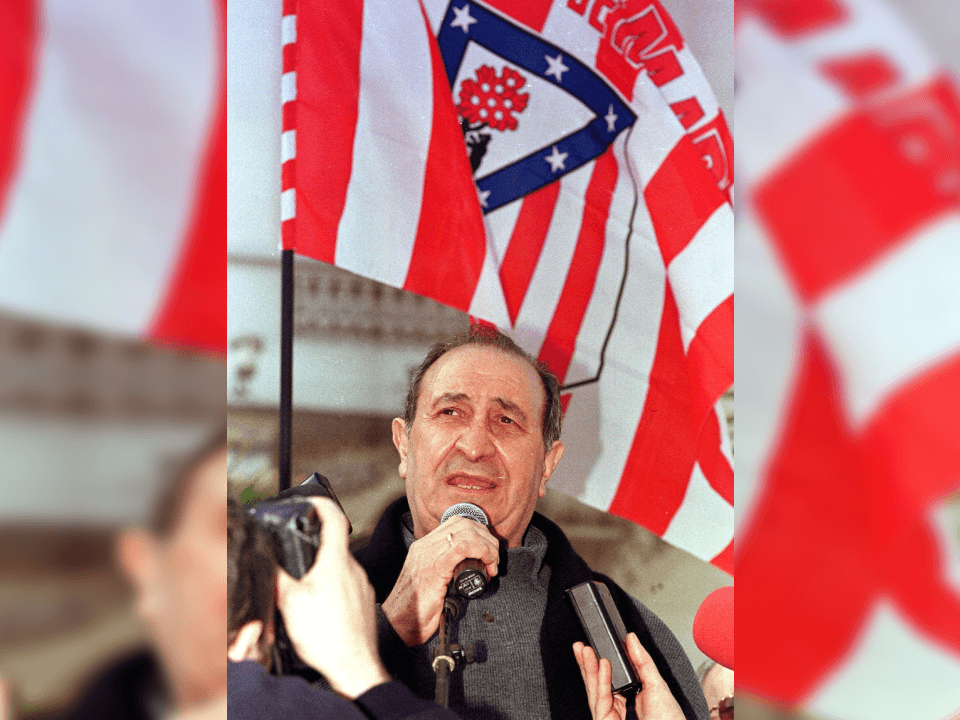 Tras un fallo cerebral, Gil murió de un paro cardiaco por consecuencia de dicho fallo. Se realizó la ceremonia de velación en el Estadio Vicente Calderón al cual acudieron 15mil personas.