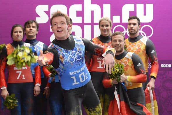 Natalie Geisenberger y Felix Loch, campeones de las pruebas individuales, y Tobias Wendl y Tobias Arlt, oro en parejas, conformaron el equipo que logró el primer título de la historia de los relevos.