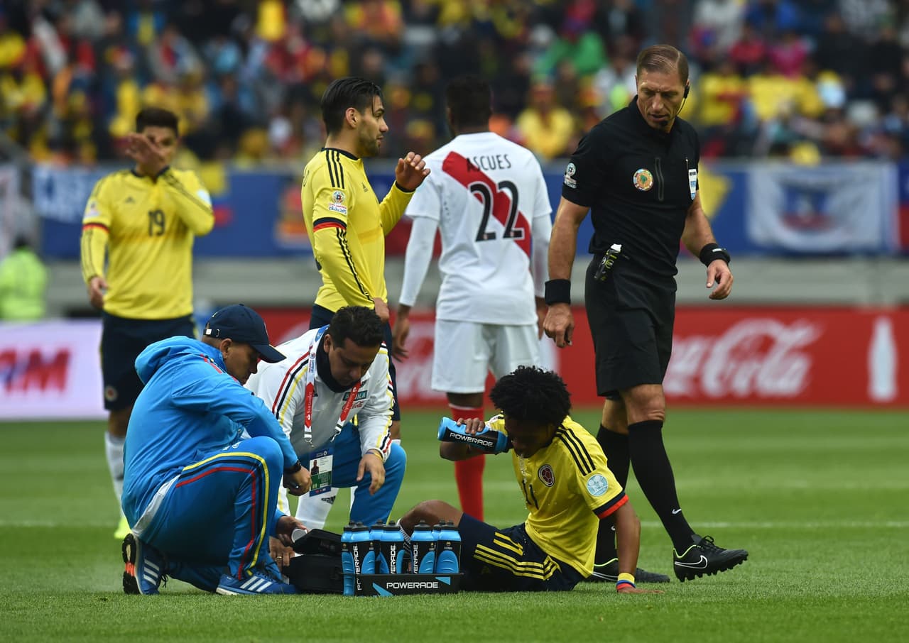 Las fuertes entradas provocaron que varios jugadores cayeran lesionados y fueran atendidos por los médicos.