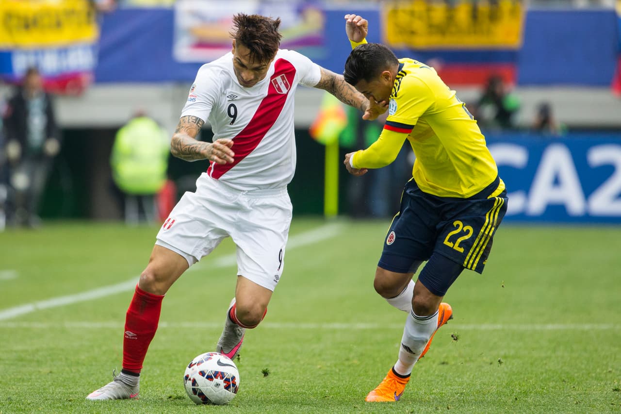 A mediados del primer tiempo Perú emparejó las acciones y puso en aprietos el arco de los cafeteros.