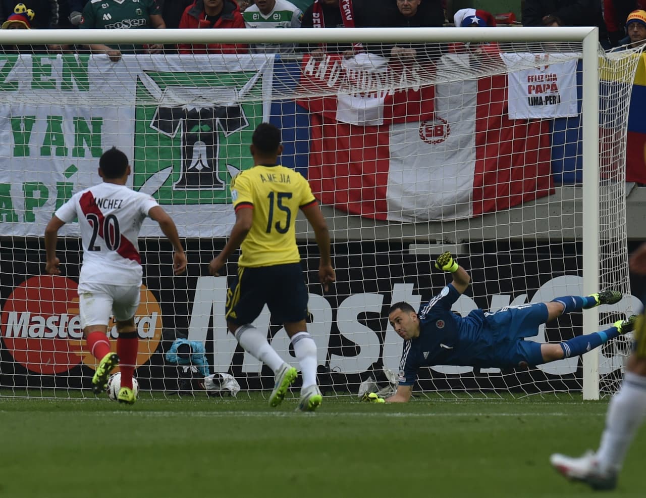 Juan Ospina fue factor para Colombia, pues detuvo 3 disparos importantes arrancando el segundo tiempo.