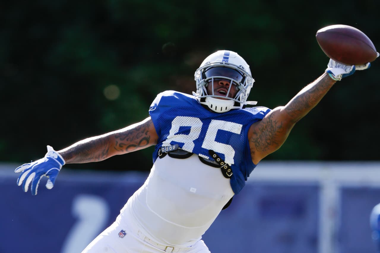 Eric Ebron, ala cerrada de los Indianapolis Colts, hace una atrapada a una mano durante la práctica en Westfield, Indiana. Cabe recordar que el quarterback titular Andrew Luck no ha entrenado debido a una distensión en la pantorrilla izquierda.