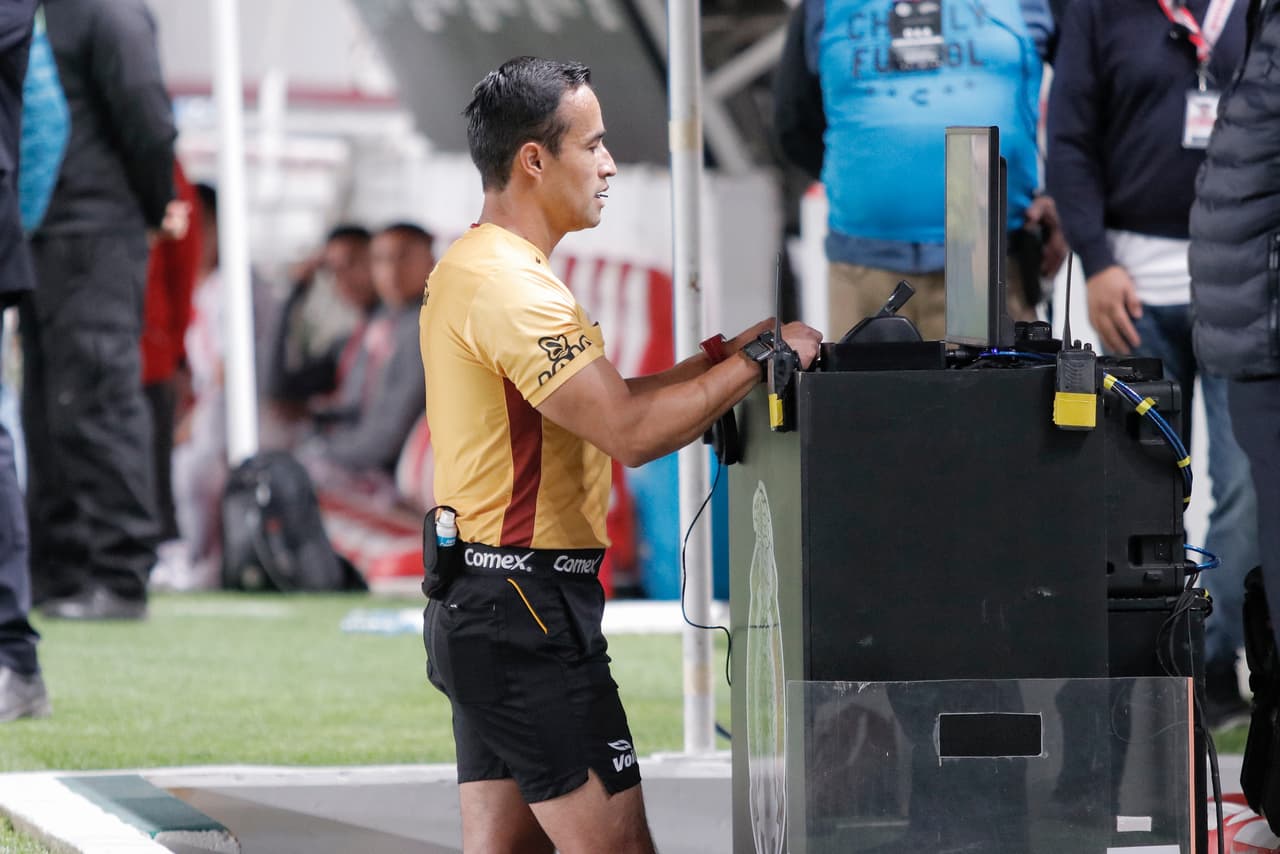 El árbitro Jorge Isaac Rojas revisó el VAR y debido a ello revirtió una expulsión equivocada al jugador de Necaxa Ángel Sepúlveda, quedando todo en una amonestación al minuto 28.