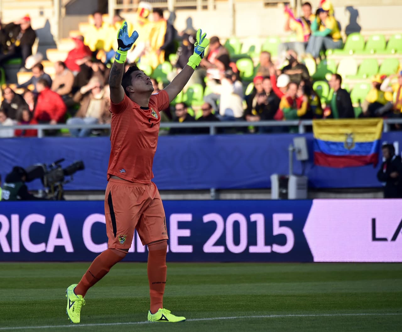 Bolivia sacaba los balones de su área como podía, y el arquero boliviano se volvía figura del partido.