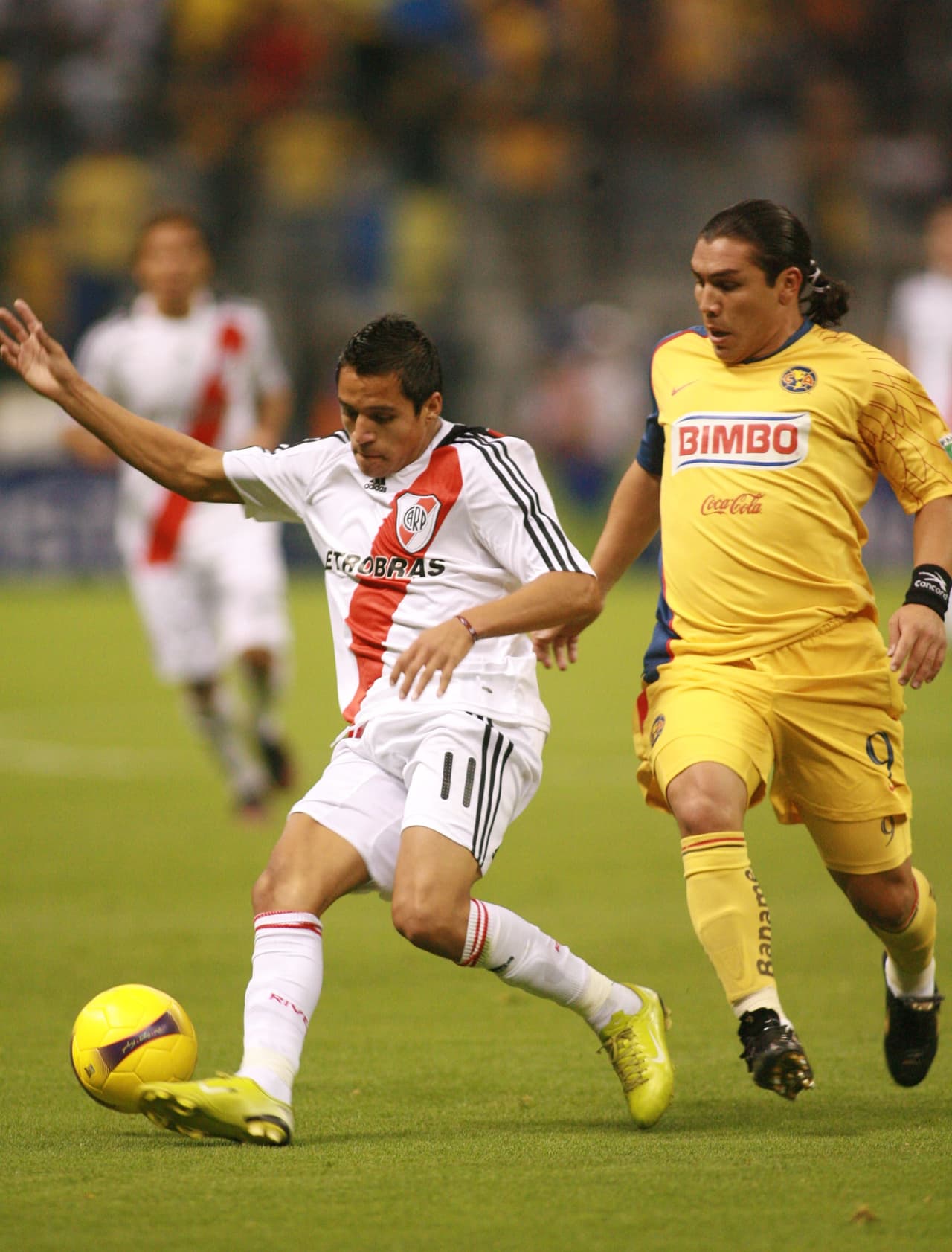 Romano vio que la presencia de Salvador Cabañas era necesaria para liquidar a River Plate y lo ingresó al minuto 52.