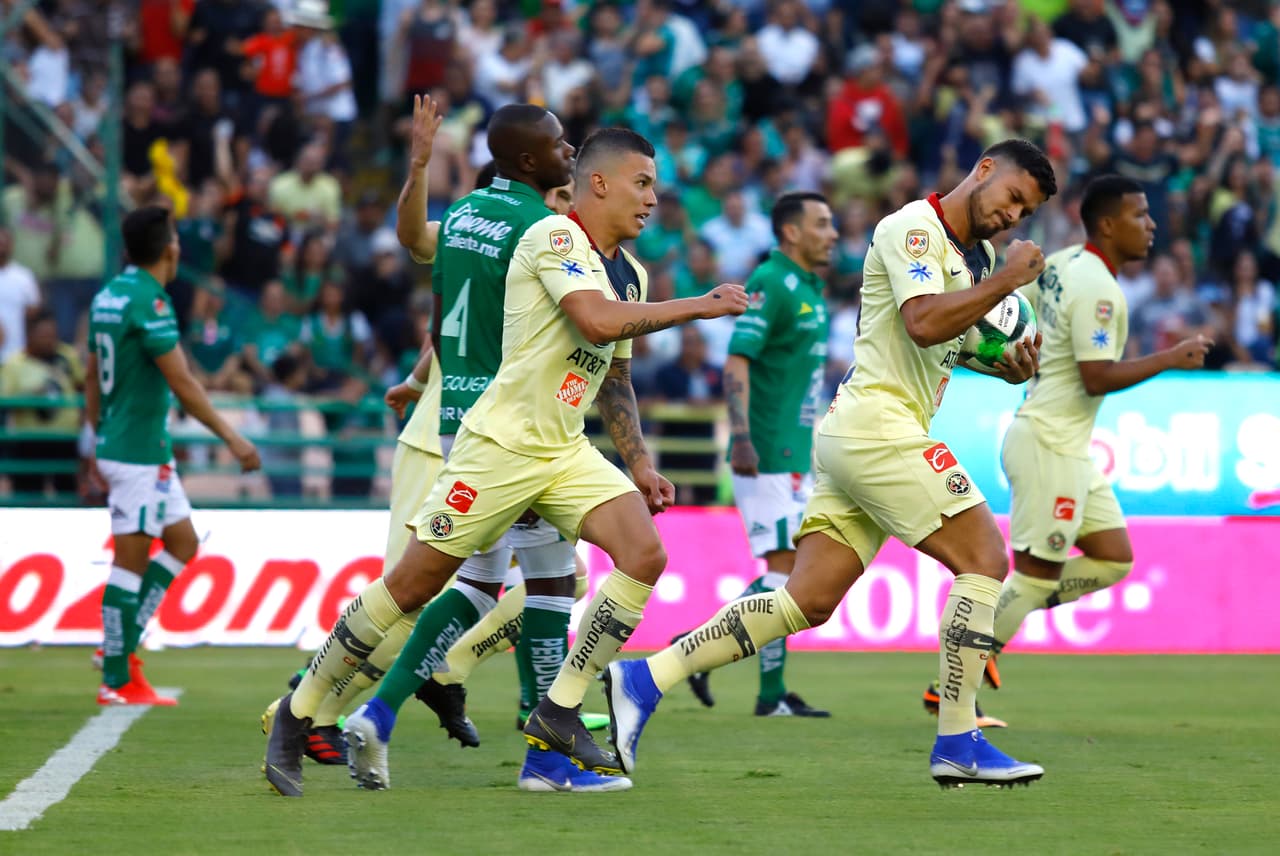 Apenas a los seis minutos el paraguayo Bruno Valdes (con el balón) anotó de cabeza el 1-0 para las Águilas.