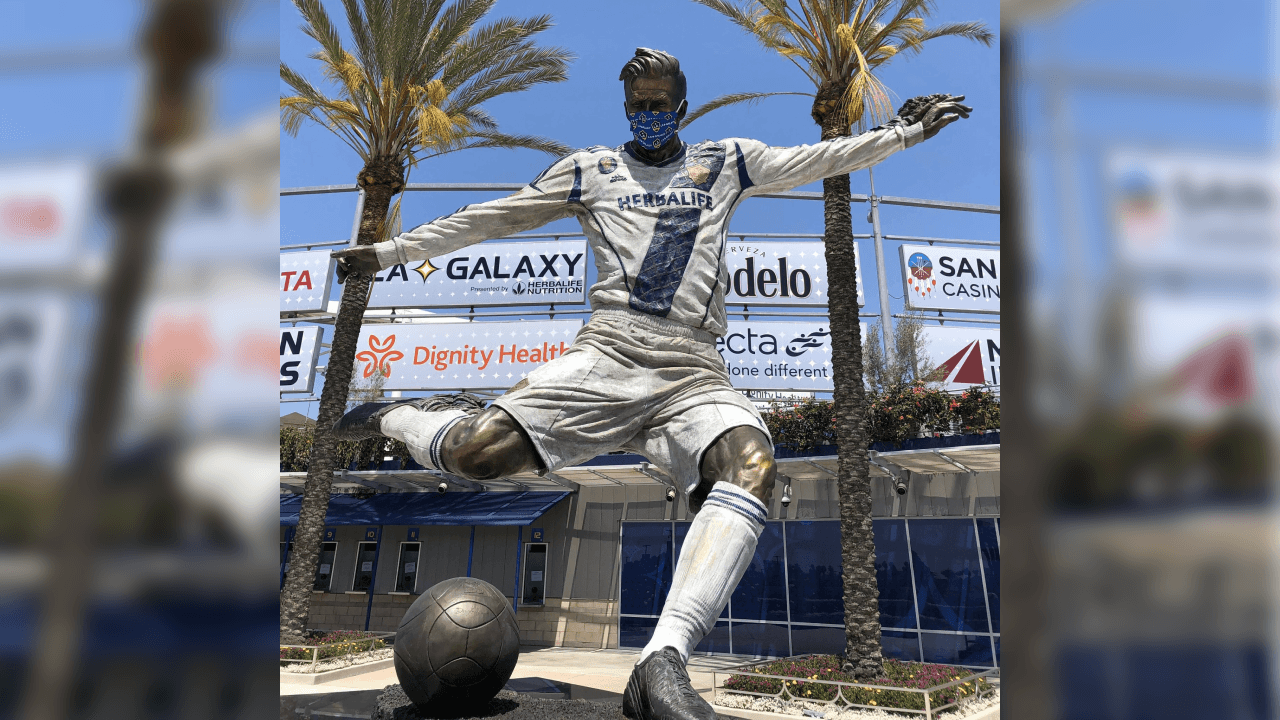 - Durante marzo de 2019 se inauguró la estatua del exfutbolista, ahora propietario del Inter Miami de la MLS.
<br>- Sin embargo, en estos tiempos se puso apreciar con un curbebocas en el rostro.