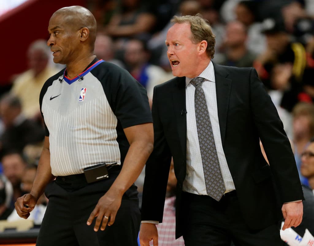 El head coach Mike Budenholzer consigue que los Milwaukee Bucks quebraran una sequía de 18 años sin ganar una serie de Playoff, pero ese se acabó con el triunfo de 127-104 sobre Detroit esta noche.