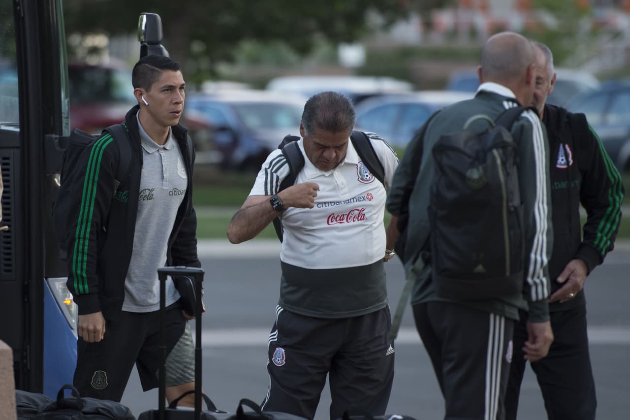 Los integrantes de la Selección Mexicana de Fútbol y su cuerpo técnico arribaron a la ciudad de Denver, Colorado, donde este miércoles entrante sostendrán su segundo duelo de la Copa Oro 2019 ante la representación de Canadá en Invesco Field, la casa de los Denver Broncos. Una gran cantidad de aficionados esperaron largo rato para ver el arribo de los jugadores del Tricolor y pedirles la foto o el autógrafo, y manifestarles el apoyo de cara a su siguiente compromiso del torneo.