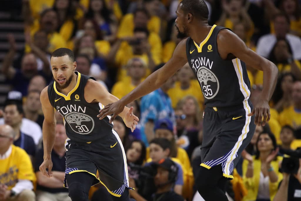 Los Golden State Warriors tomaron una ventaja de 2-0 en las Finales de la NBA al vencer en el Juego 2 por 122-103 a los Cleveland Cavaliers, en un juego que tuvo una tesitura muy distinta el Juego 1.