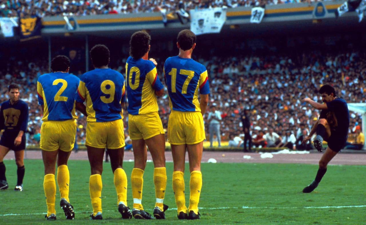 Ante los Universitarios en la 1990-91, América se impusieron por 3-2, pero en la vuelta en Ciudad Universitaria Pumas venció 1-0 a las Águilas con gol del ‘Tuca’ Ferretti para arrebatarles el título.