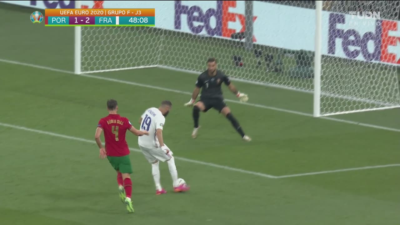 ¡Doblete! Benzema se 'ayuda' del poste para el 1-2 de Francia
