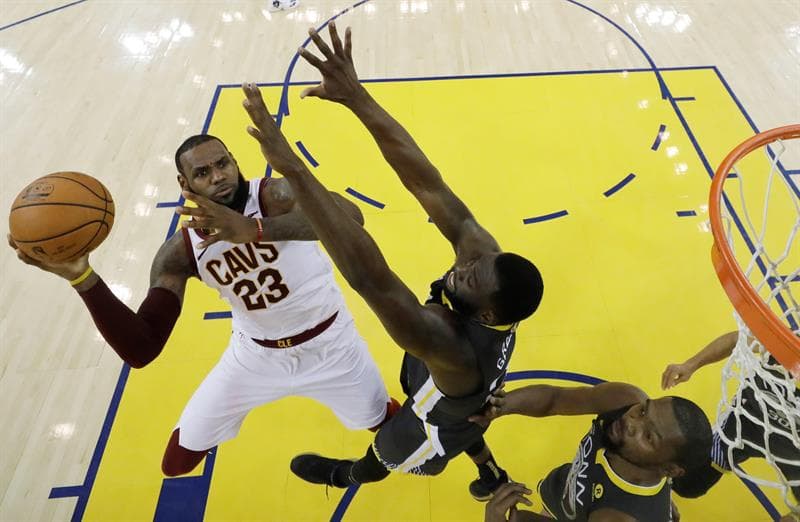 No es la primera vez que LeBron y sus Cavaliers enfrentan un déficit de 2-0 en una serie esta temporada o en unas Finales, pero esta vez no tiene un socio del calibre de Kyrie Irving para pelear.