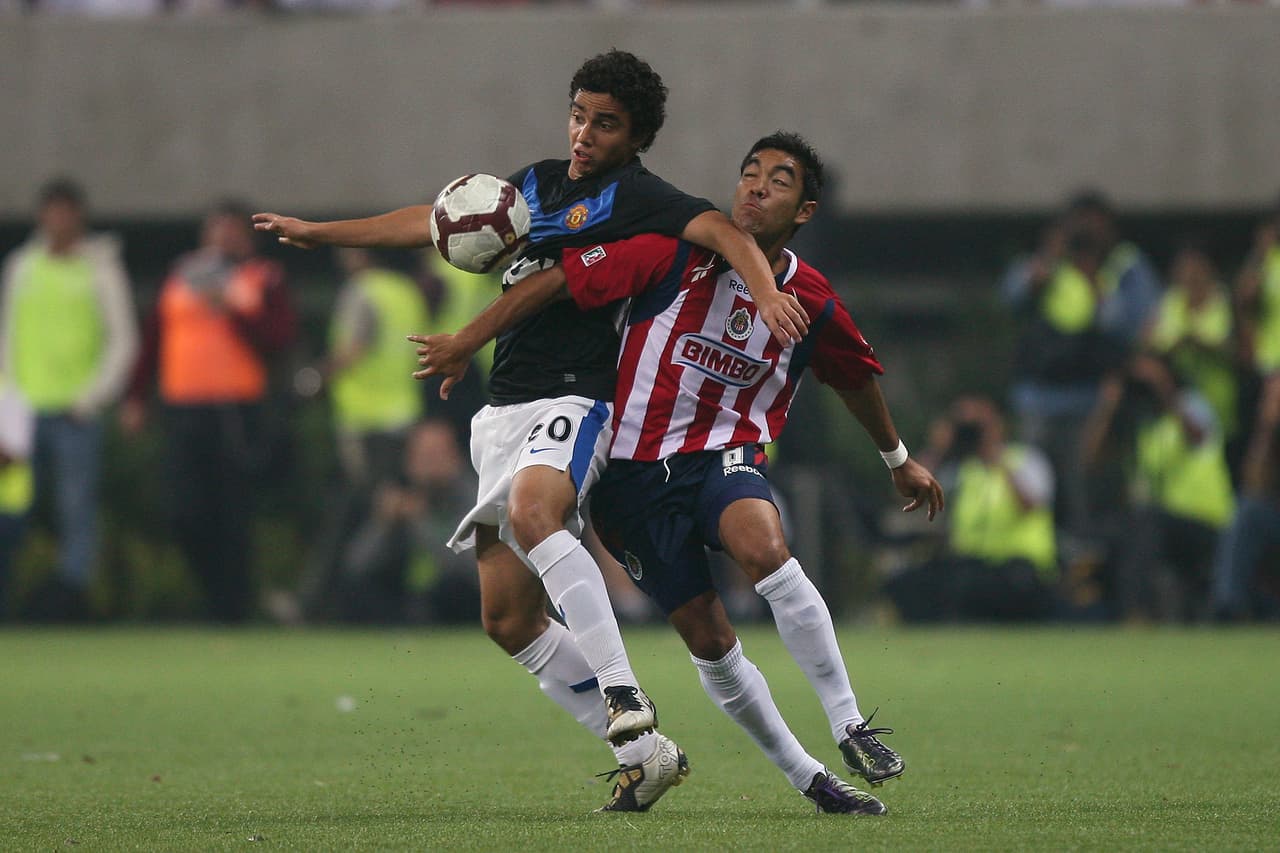 Marco Fabian (der) de Chivas peleando la pelota ante Kleberson Pereira del Manchester United aquel día en el Estadio Omnilife. El primero sigue jugando para el Philadelphia Union en la MLS, mientras el segundo se retiró en 2016.