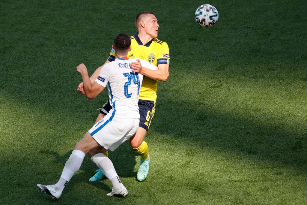 El solitario gol de Emil Forsberg desde los once pasos le da la victoria 1-0 a Suecia sobre Eslovaquia y los suecos comienzan a pensar en la fase eliminatoria.