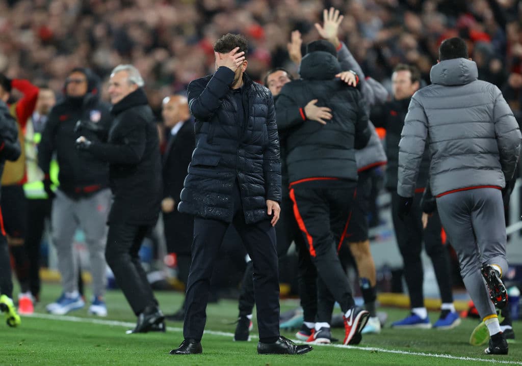 La alegría del Liverpool es el sufrimiento del 'Cholo', cayó el segundo tanto red y, aunque se lamenta, le pide a sus jugadores calma e ir por un gol al frente.