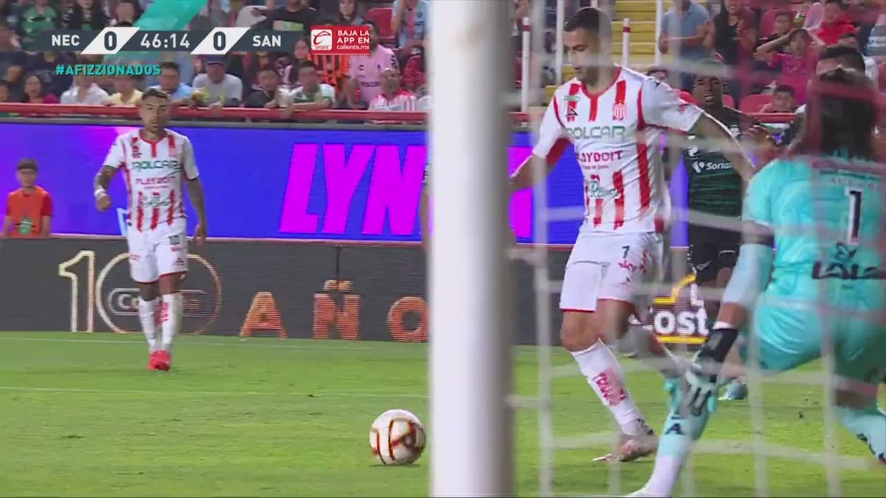 ¡Se le escapa el gol a Necaxa! Acevedo achica el disparo de Méndez