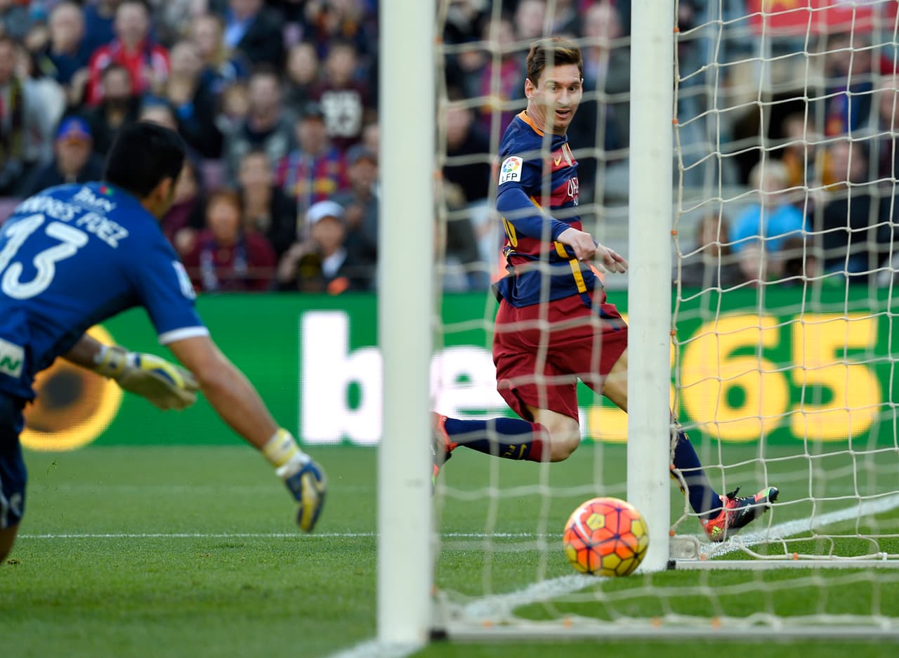 A media hora del final Leo Messi volvió a mandar la pelota al fondo del arco rival y ponía el marcador 3-0 en favor del Barça ante un débil equipo rojiblanco.