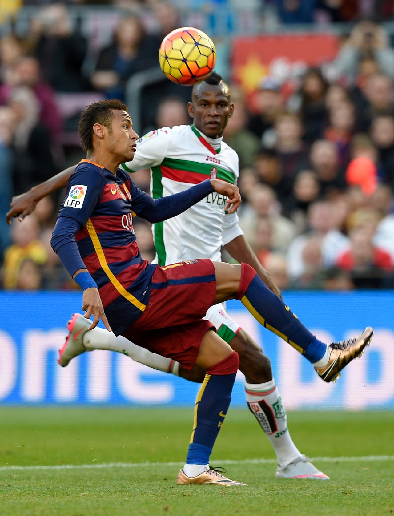 Neymar por su parte volvió a dar muestras de su infinita calidad técnica y geniales recursos para sortear rivales dominando el balón.