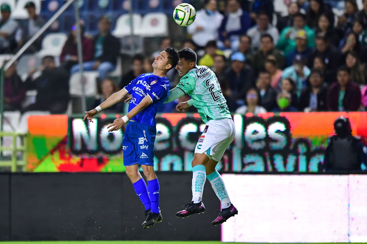 El León vino de atrás para derrotar al Necaxa y con ello sacar el primer triunfo del torneo.