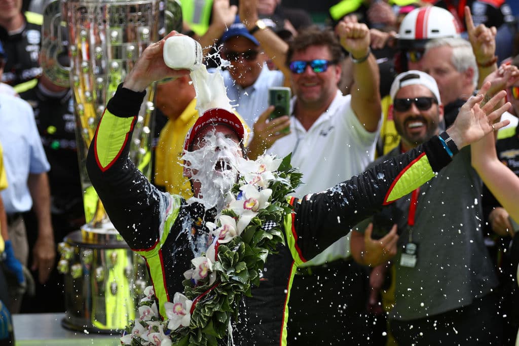 El francés Simon Pagenaud lideró en 116 de las 200 vueltas para coronarse campeón de la edición 108 de la carrera que corresponde a la IndyCar Series. Pagenaud es el primer francés desde que lo hiciera Rene Thomas en 1914. En Indianapolis se registran cinco ganadores franceses, aunque Gil de Ferran en 2003 y Gaston Chevrolet en 1920, aunque nacieron en Francia, se les tiene tomados en cuenta como de otras nacionalidades. Estas son las mejores imágenes de la carrera y los festejos de Pagenaud del equipo de Roger Penske.