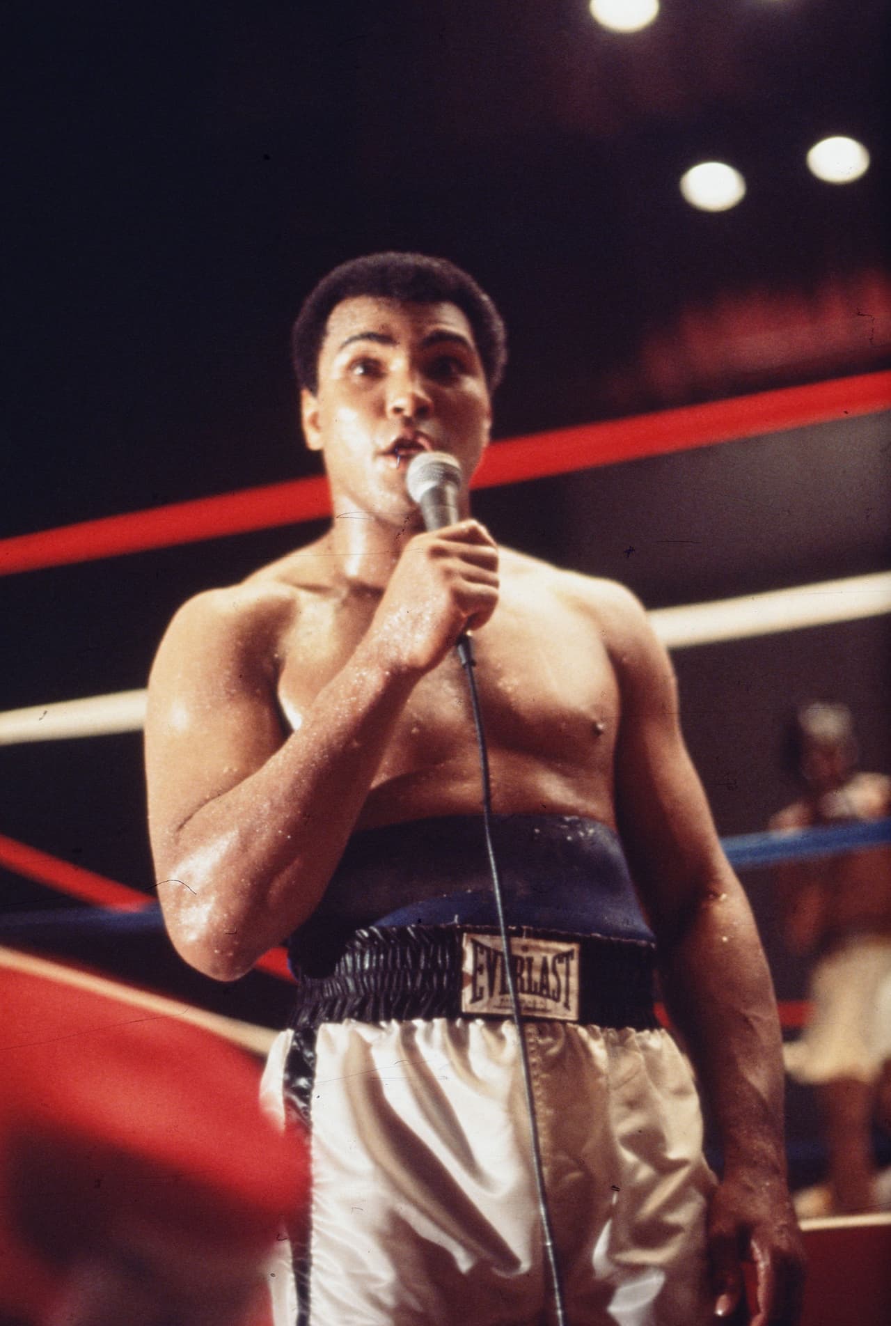El mítico Muhammad Ali se retiró por primera vez en 1978, como campeón mundial, como el mejor, pero en 1980 volvió a los cuadriláteros con una derrota frente a Larry Holmes. Su última pelea fue la siguiente, en 1981 ante Trevor Berbick.