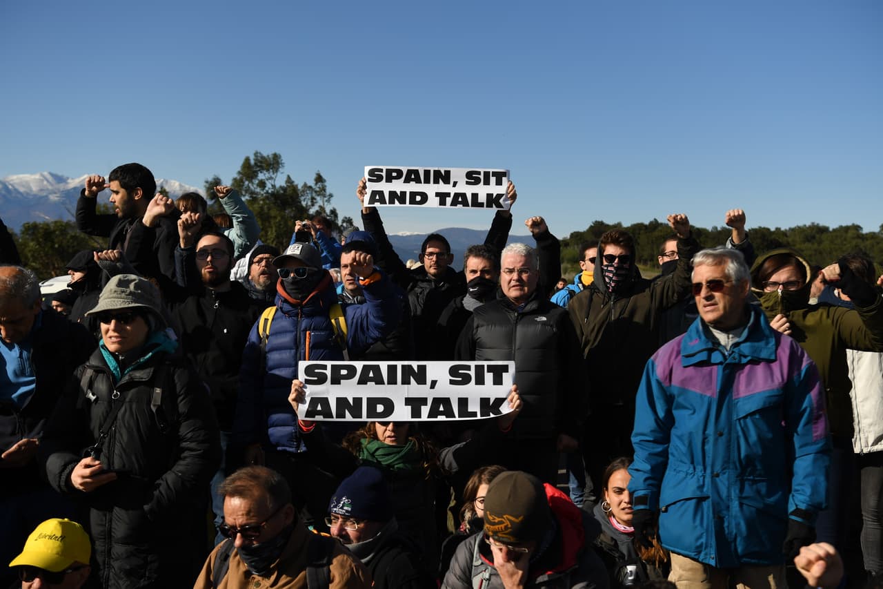 Tsunami Democràtic ha puesto condiciones para que el partido entre el Barcelona y el Real Madrid se lleve a cabo de manera pacífica, una de ellas es garantizar la presencia del hashtag #SpainSitAndTalk en gradas y terreno de juego, que indica: sentarse y hablar.
