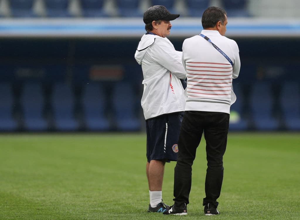 El entrenador del representativo costarricense Óscar Ramírez, observa la práctica de su equipo mientras conversa con uno de sus asistentes. Un juego impecable será necesario este viernes.