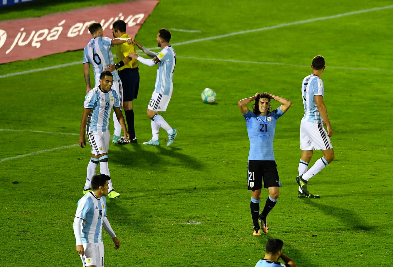 Uruguay's Edinson Cavani gestures after missing a goal opportunity during the 2018 World Cup qualifier football match against Argentina in Montevideo, on August 31, 2017. / AFP PHOTO / Pablo PORCIUNCULA BRUNE (Photo credit should read PABLO PORCIUNCULA BRUNE/AFP/Getty Images)