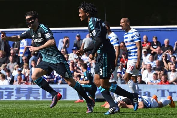 En una jugada con algo de fortuna los jugadores del Chelsa lograron ligar una serie de pases que dejaron con la oportunidad de remate a Fábregas.