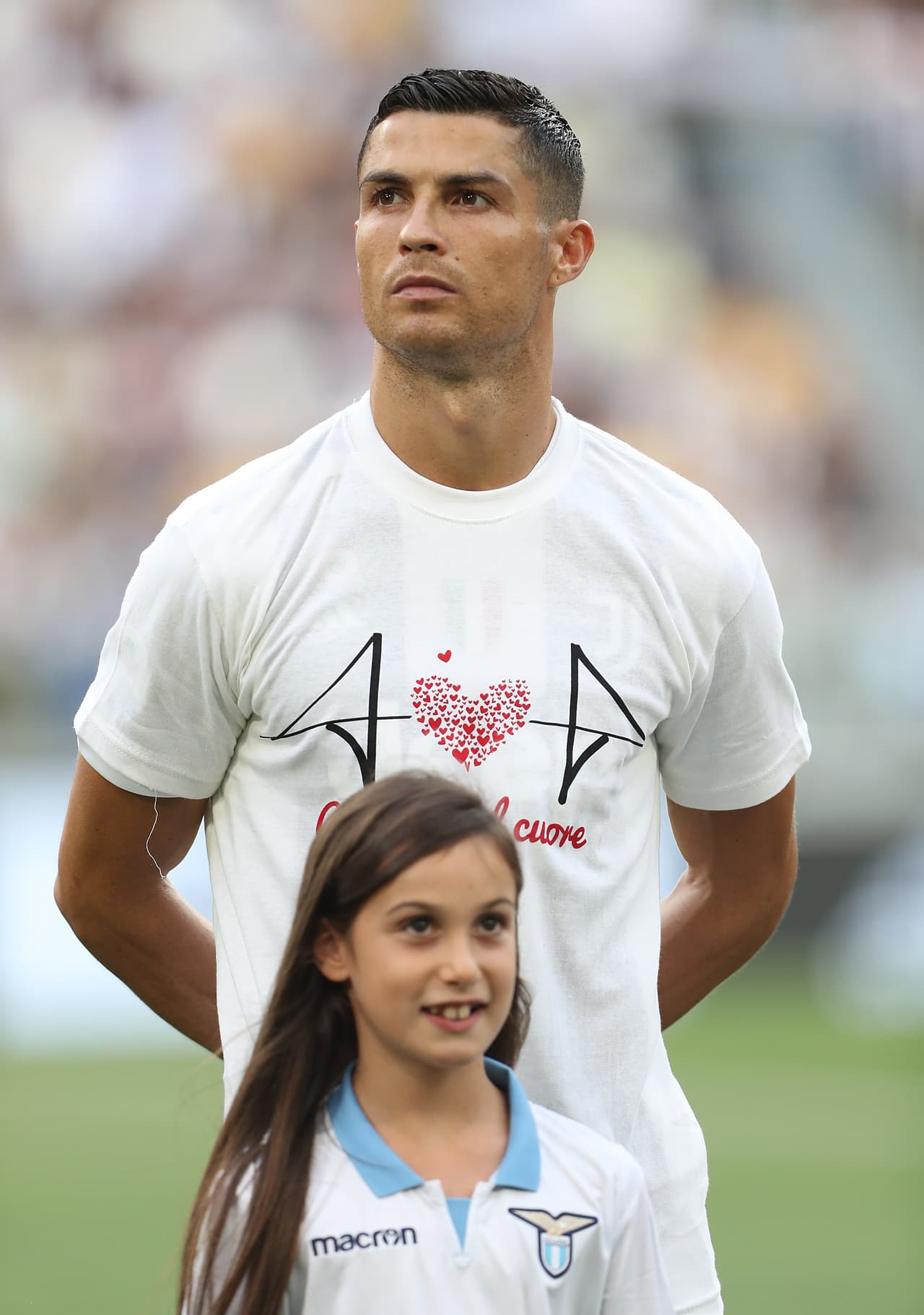 Los protagonistas saltaron al campo con playeras alusivas a la tragedia de Genoa como muestra de apoyo en este difícil momento. Cristiano, por su puesto, también la lució.