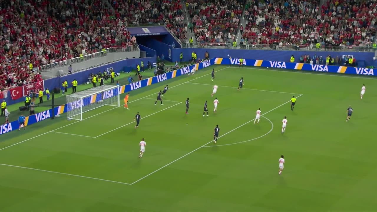 ¡TIRO ATAJADO! disparo por Merih Demiral.