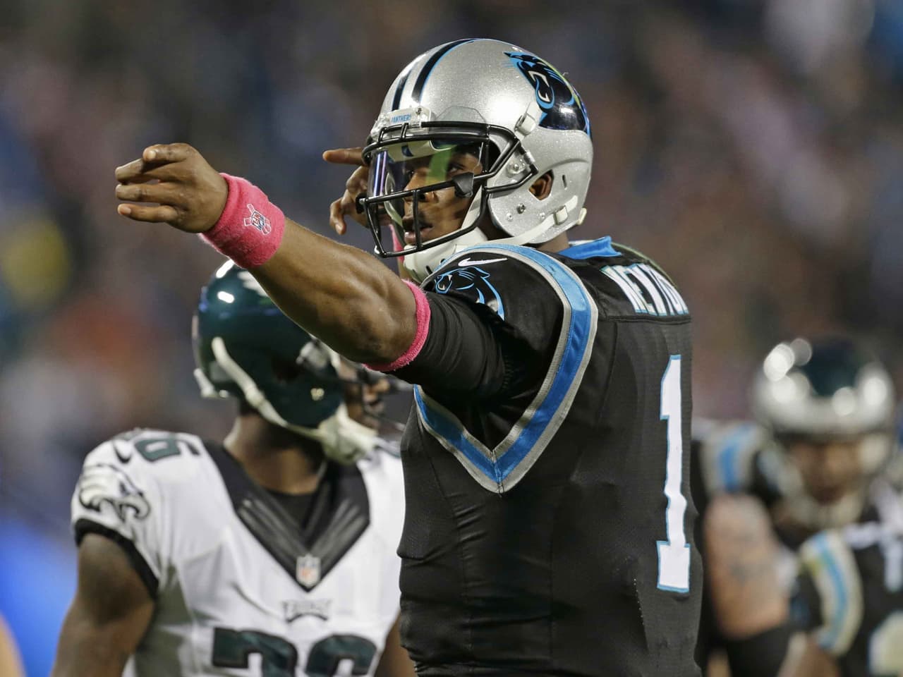 1.- Los NEW ENGLAND PATRIOTS y los CAROLINA PANTHERS se unieron a los CINCINNATI BENGALS, DENVER BRONCOS y GREEN BAY PACKERS como los únicos equipos en la NFL con marca de 6-0 en esta temporada. New England venció a los New York Jets 30-23 y Carolina hizo lo propio por 27-16 sobre los Philadelphia Eagles mientras que Bengals, Broncos y Packers all tuvieron su semana de descanso.