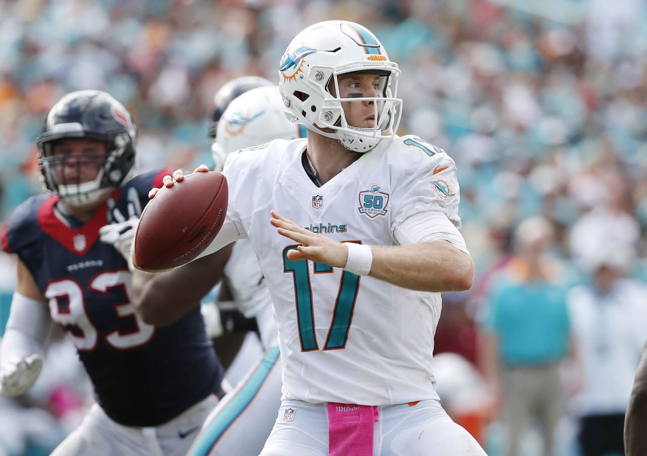 2.- El quarterback de Miami RYAN TANNEHILL completó 18 de 19 pases (94.7%) para 282 yardas con cuatro touchdowns, sin intercepciones para un rating de pasador de 158.3 puntos (el máximo posible) en el triunfo de los Dolphins 44-26 sobre Houston.