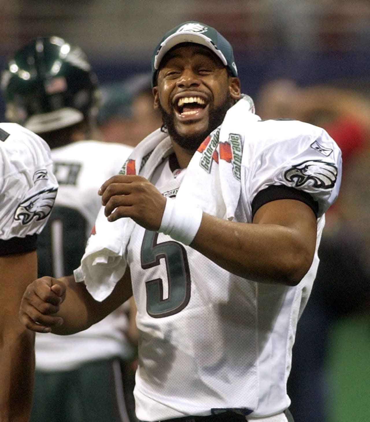 Tannehill completó sus primeros 18 pases en el juego y, combinado con sus siete pases acertados consecutivos para terminar el partido de la semana pasada en Tennessee, impuso una nueva marca de la NFL con 25 pases completos de manera consecutiva (DONOVAN MCNABB, 24 pases completos al hilo en 2004).