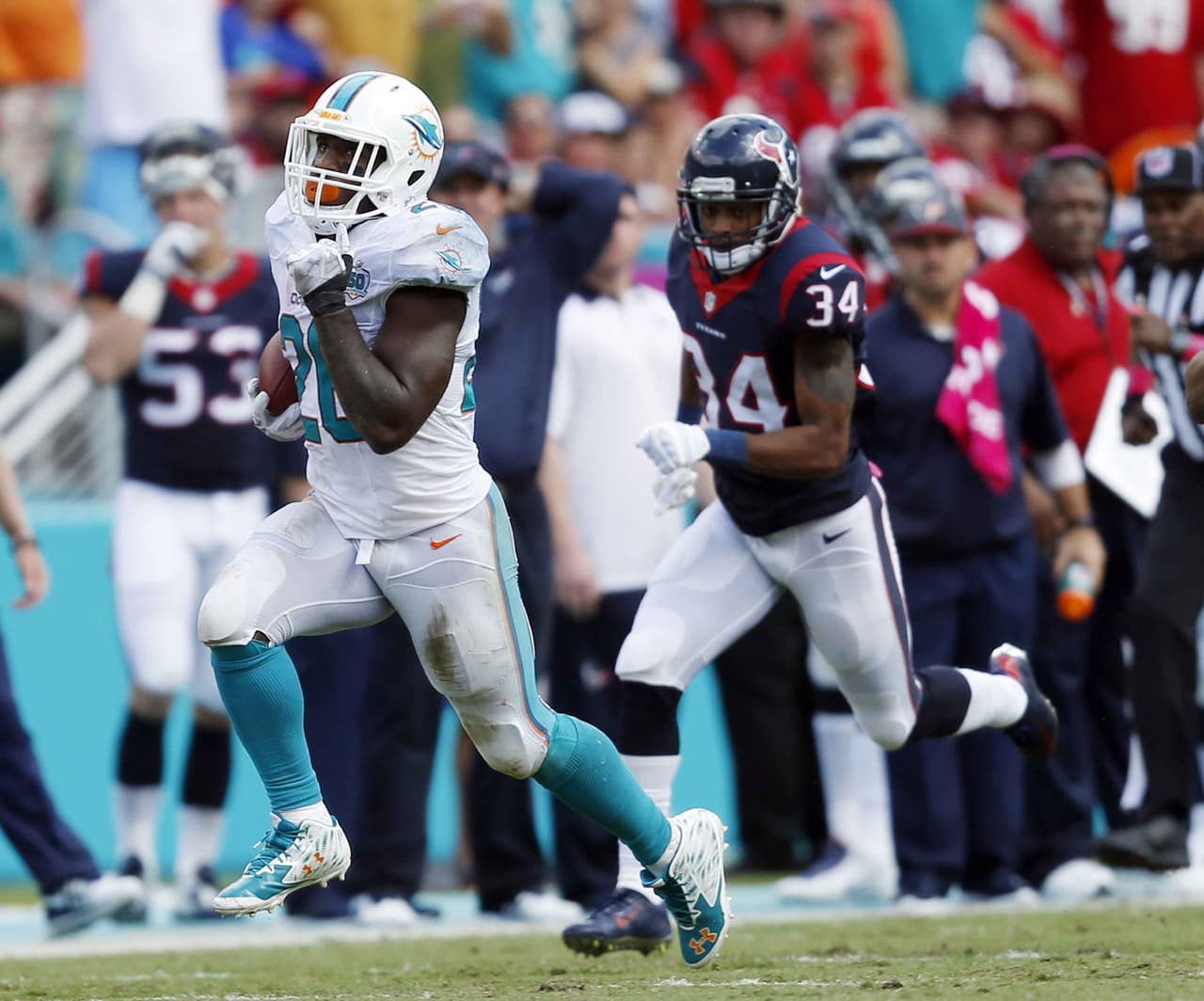 Mientras tanto, el corredor de los Dolphins LAMAR MILLER tuvo una recepción para touchdown de 54 yardas y un acarreo anotador de 85 yardas, ambos en el segundo cuarto del mismo juego.