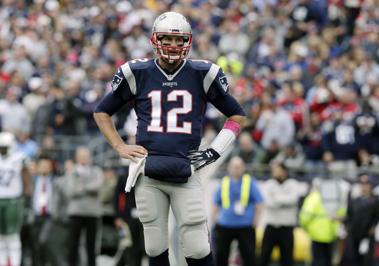 3.- El quarterback de New England TOM BRADY completó 34 de 54 pases (63%) para 355 yardas con dos touchdowns y sin intercepciones para un rating de pasador de 94.3 puntos en la victoria de los Patriots sobre los Jets.
