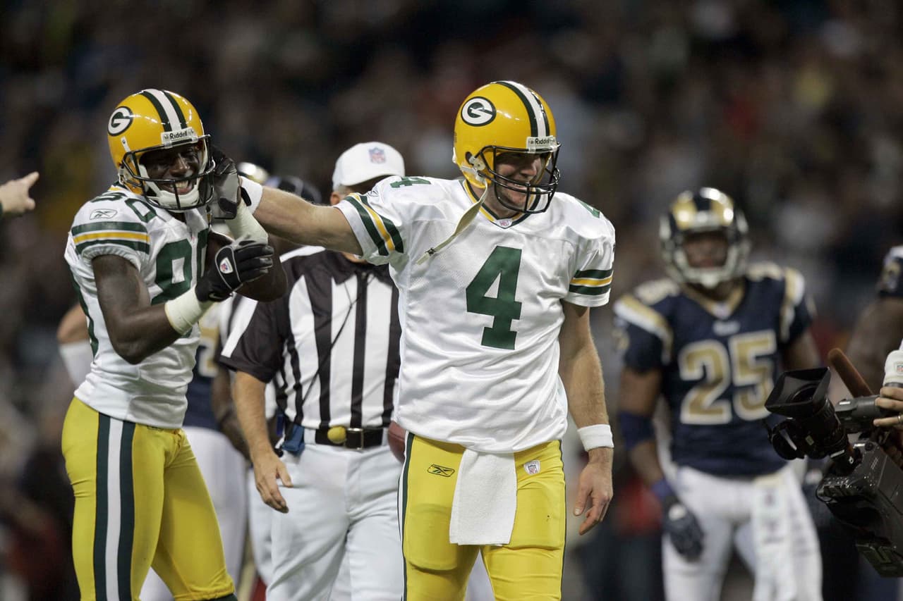 Brady (55,312) sobrepasó las 55,000 yardas áereas en su carrera con lo que es el quinto pasador en la historia de la NFL en llegar a esa marca. Con ello, se unió a BRETT FAVRE, PEYTON MANNING, el miembro del Salón de la Fama DAN MARINO y DREW BREES como los únicos quarterbacks con al menos 55,000 yardas aéres en su carrera.