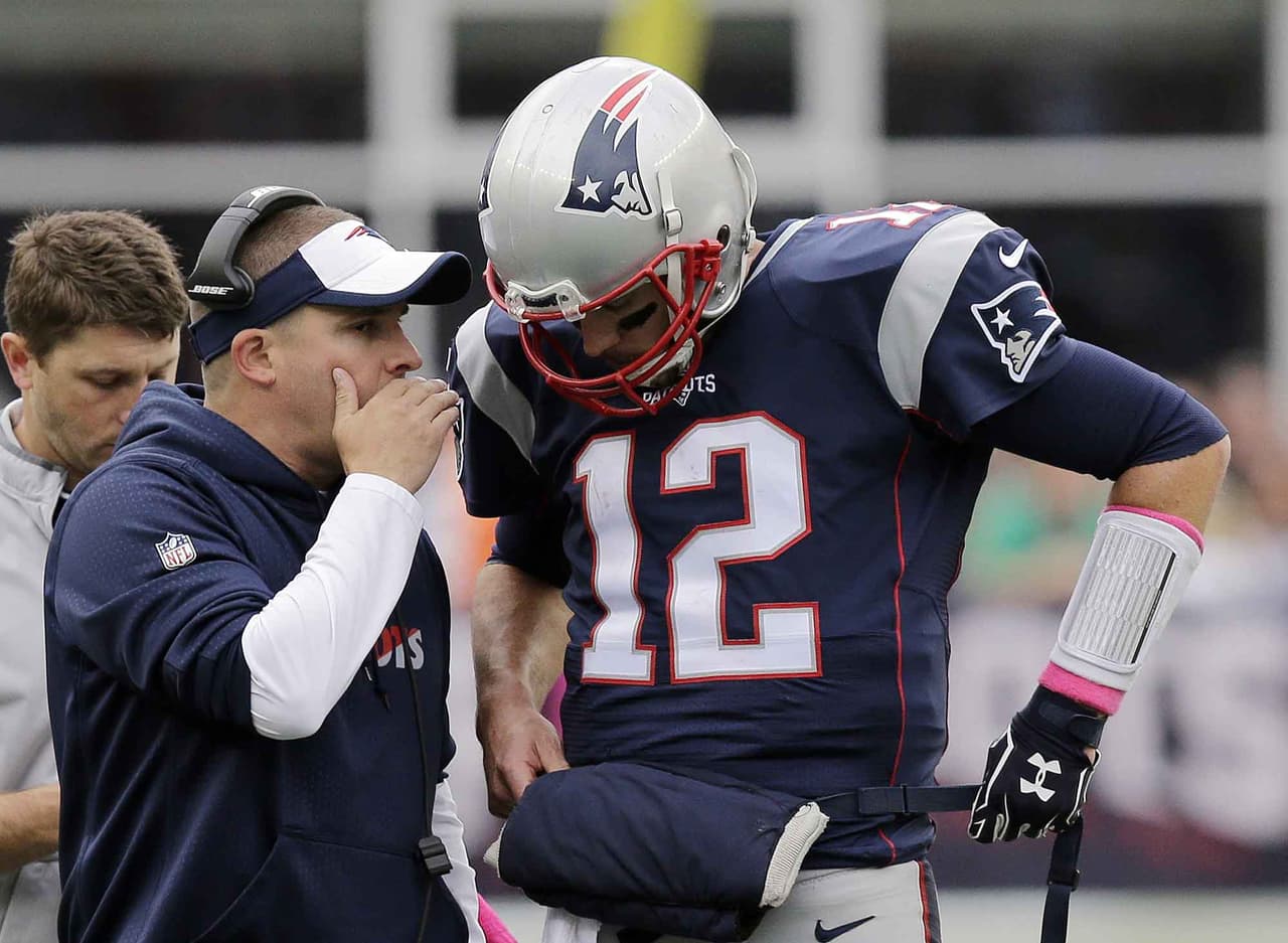 Con la actuación de la semana 7, Brady consiguió por vez #17 en su carrera un partido con al menos 350 yardas aéreas, dos touchdowns y sin intercepciones, el mayor número de partidos con estac características en toda la historia de la NFL.
