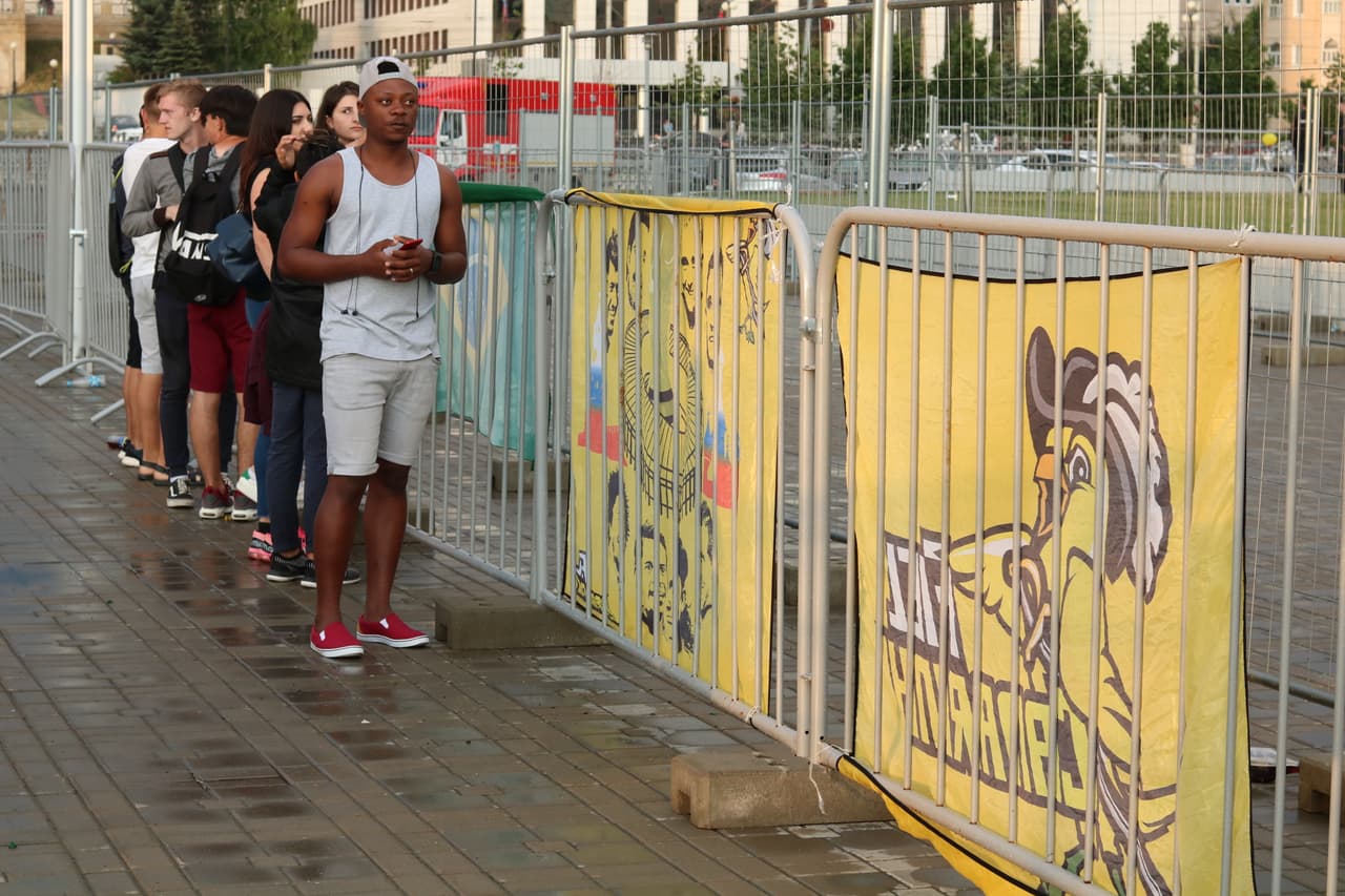 Las banderas y los símbolos cariocas comenzaron a postrarse en los alrededores del hotel de concentración de la 'canarinha'.