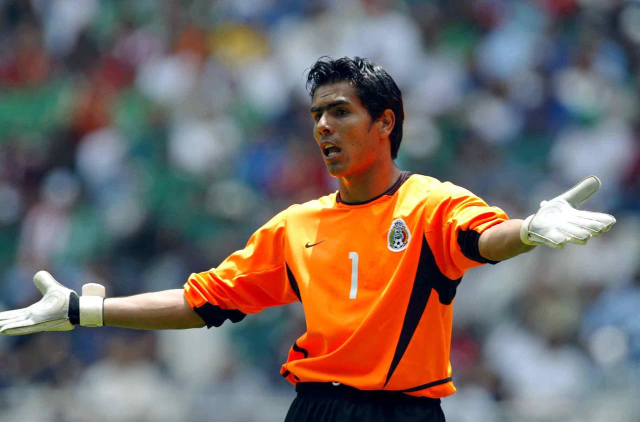 El arquero Oswaldo Sánchez tampoco se salva de los 'osos' y en un partido en el que defendía a Chivas en la fecha 3 del Clausura 2003 contra Jaguares, el balón que iba hacia su cuerpo se le escapó de las manos y entró al arco. Ese tanto significó el 1-0 en contra.