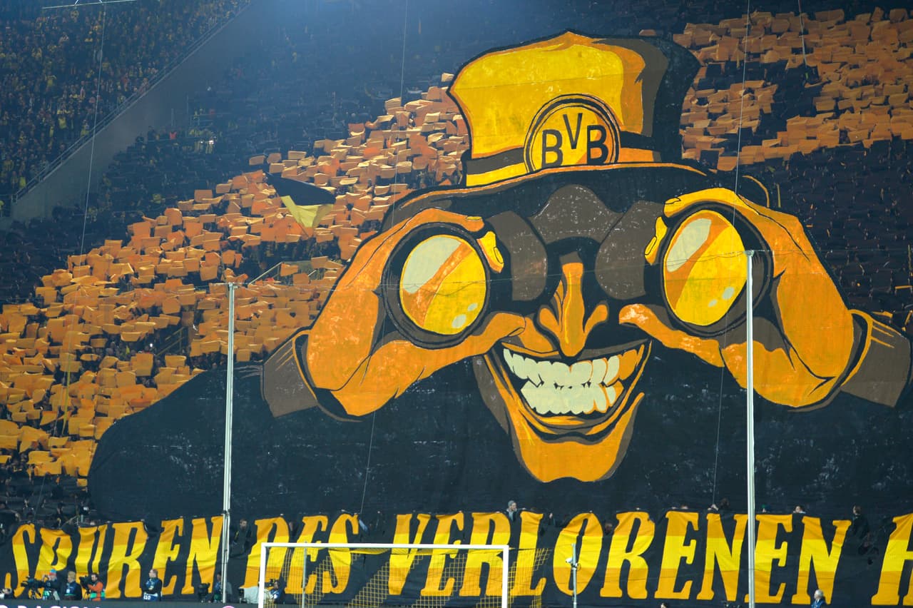 Borussia Dortmund es uno de los especialistas en mosaicos y así lo demostró con esta figura en 3D, que le advertía al Málaga en los cuartos de final de Champions League de 2012/13 que lo estaba vigilando, todo a manera de intimidación. El equipo alemán fue finalista de esa edición.