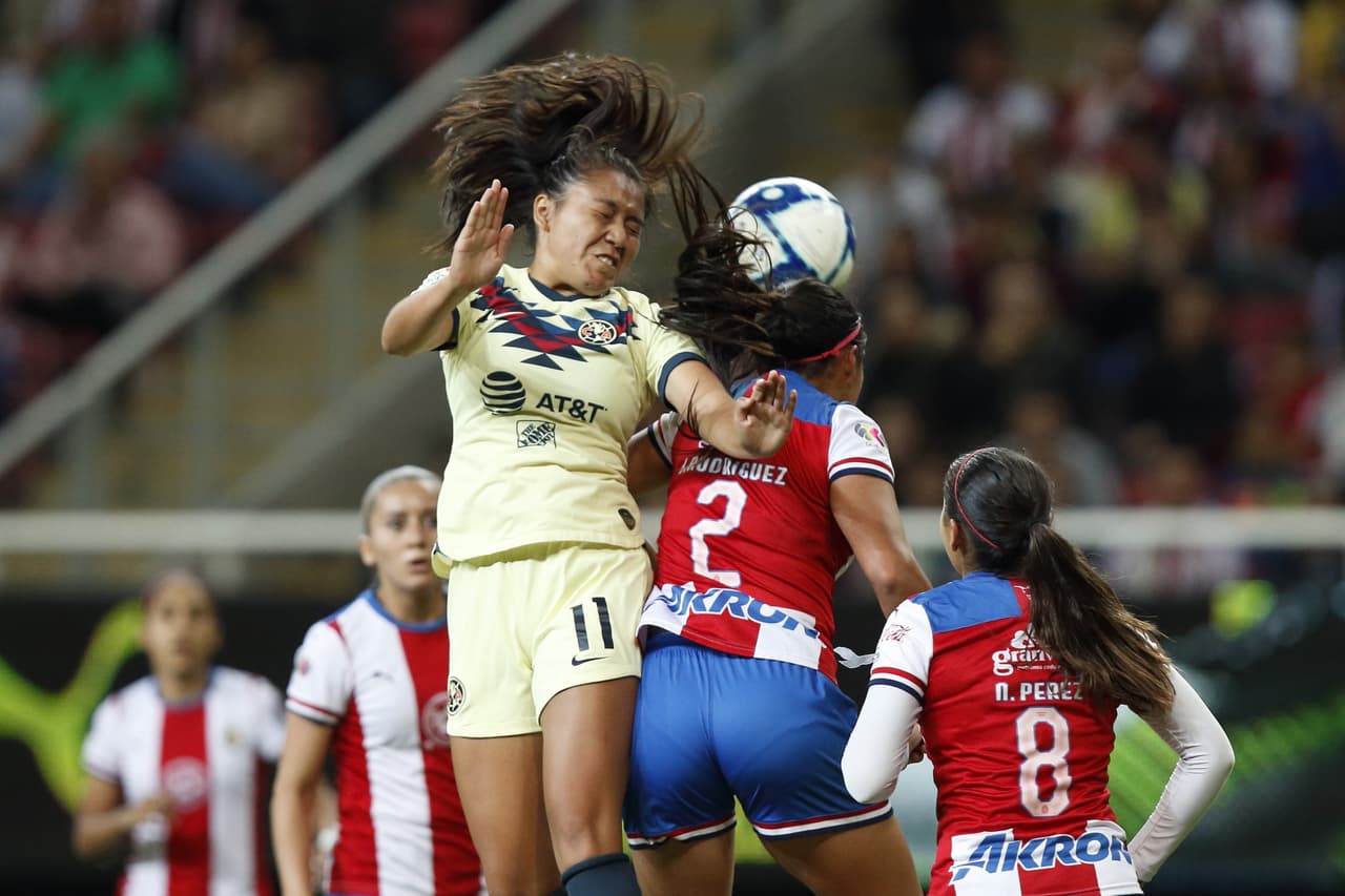 Con goles de Daniela Espinosa y Jennifer Muñoz, laságuilas se imponen 0-2 en su visita a las Chivas.