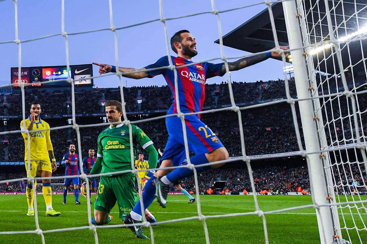 El quinto de la tarde llegó, a diez minutos del final, en una exhibición de despliegue físico del rehabilitado Aleix Vidal, que condujo un balón desde el centro del campo y combinó con Alcácer, quien se lo devolvió para que fusilar a Javi Varas.