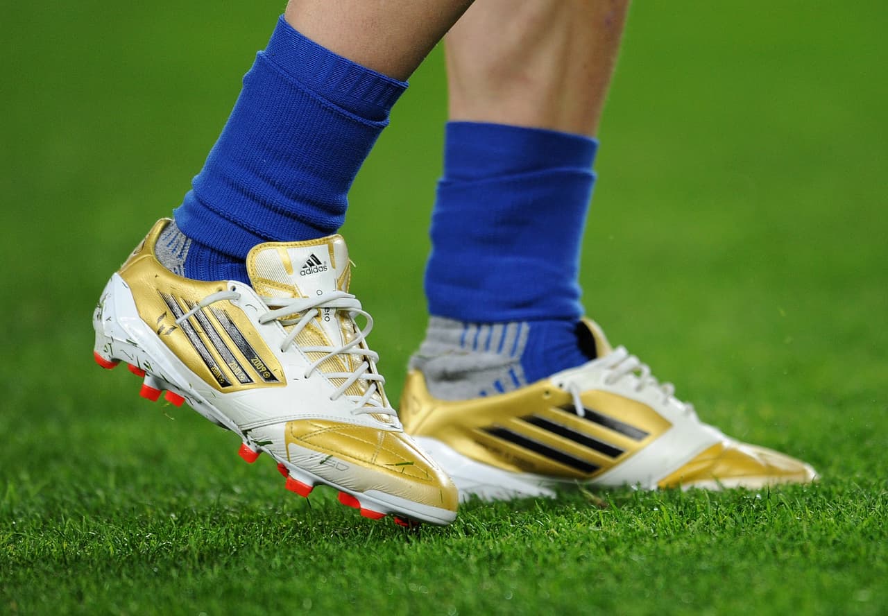 Tras el éxito de las botas personalizadas, Adidas decidió hacerlo con Lionel Messi y su línea F50 exclusiva para él.