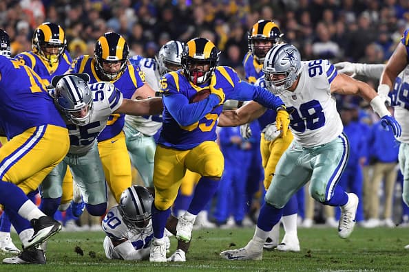 C.J. Anderson se encargó de comandar la ofensiva tras acarrear el ovoide 23 ocasiones alcanzar las 123 yardas y lidero los touchdowns de su equipo tras ingresar dos ocasiones a las diagonales.