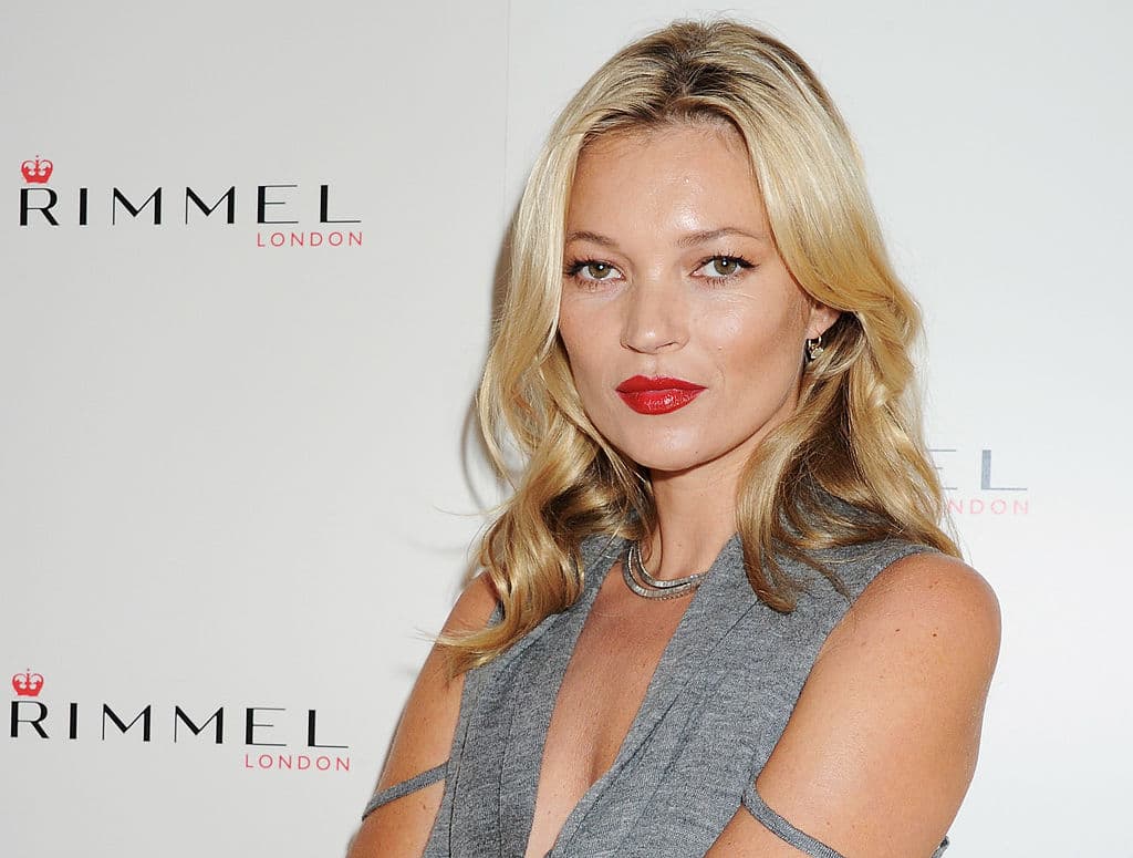 Doce meses después
<b> </b>inició su relación más tormentosa, Kate Moss, la modelo estrella de la época.