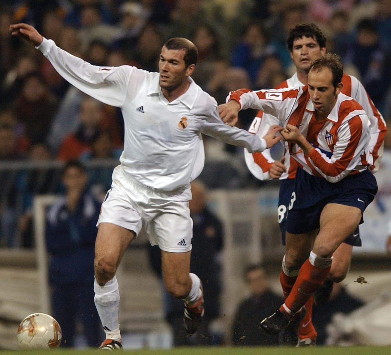 Aunque Zidane llegó a España en la temporada 2001-2002 fue hasta el siguiente año que pudo enfrentar al Atlético de Madrid en juego oficial ya que el club ‘indio’ había descendido meses antes y jugaba en la Liga Adelante. El 2 de enero del 2002 jugó por primera vez ante el ‘pupas’ en un amistoso que el Real ganó 3-2.