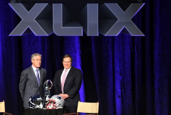 Cientos de periodistas acudieron a la cita de los entrenadores, donde figuró en lugar central el trofeo Vince Lombardi, flanqueado por los cascos emblemáticos de Seahawks y Patriots Foto; (Mario Castillo).